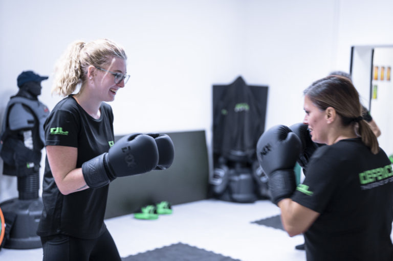 Zwei Frauen trainieren ihre Boxschläge