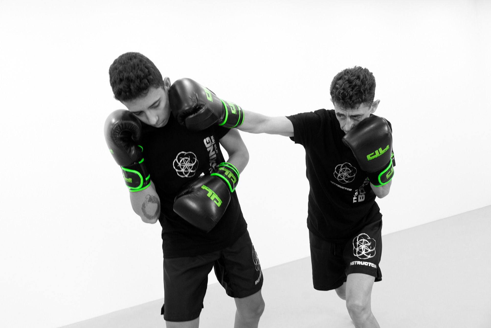 Zwei Kämpfer mit Boxhandschuhen kämpfen, wobei der eine gerade einen Treffer erzielen konnte.